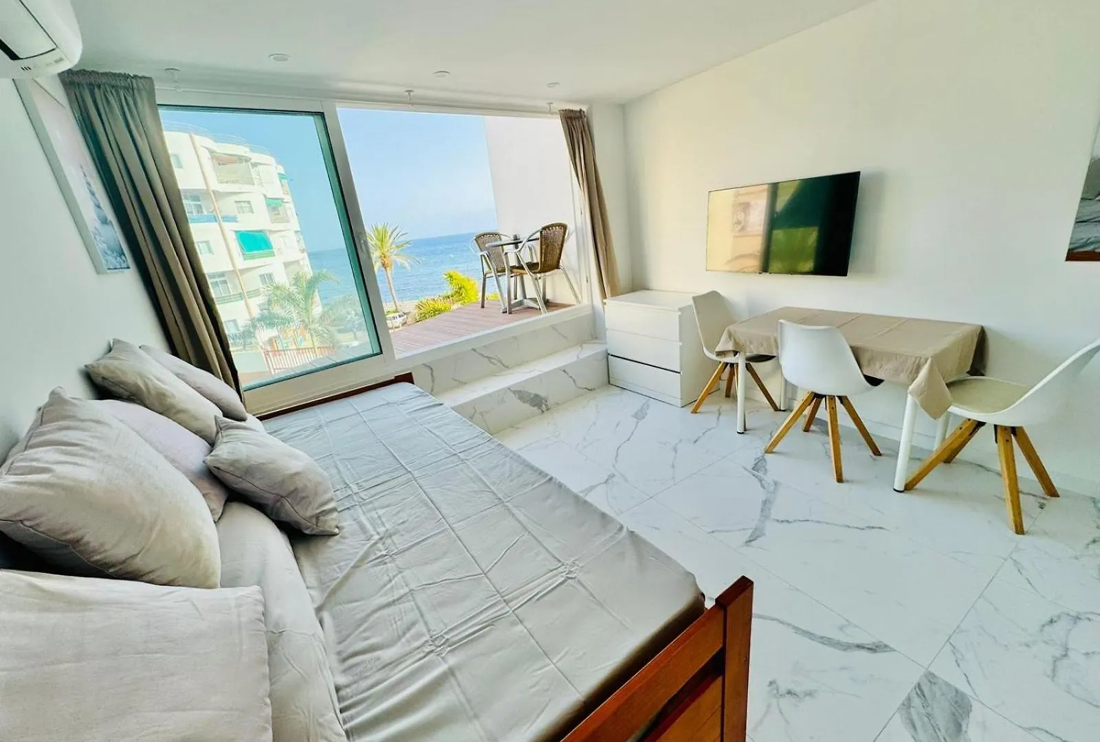 Los Cristianos Must-See Beachfront Apartment, Stunning Views In Tenerife 0*, Los Cristianos (Tenerife)